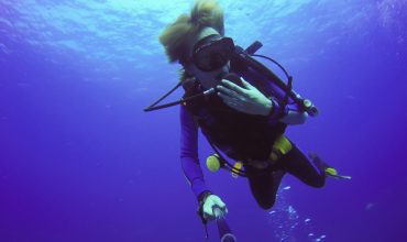 איך להתגבר על לחץ באוזניים? המדריך המלא לאיזון לחצים בצלילה